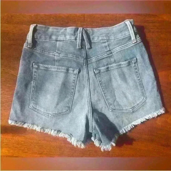 Good American “Good Curve" Blue Denim Shorts
Size 0/25 Excellent Condition! - Picture 6 of 9